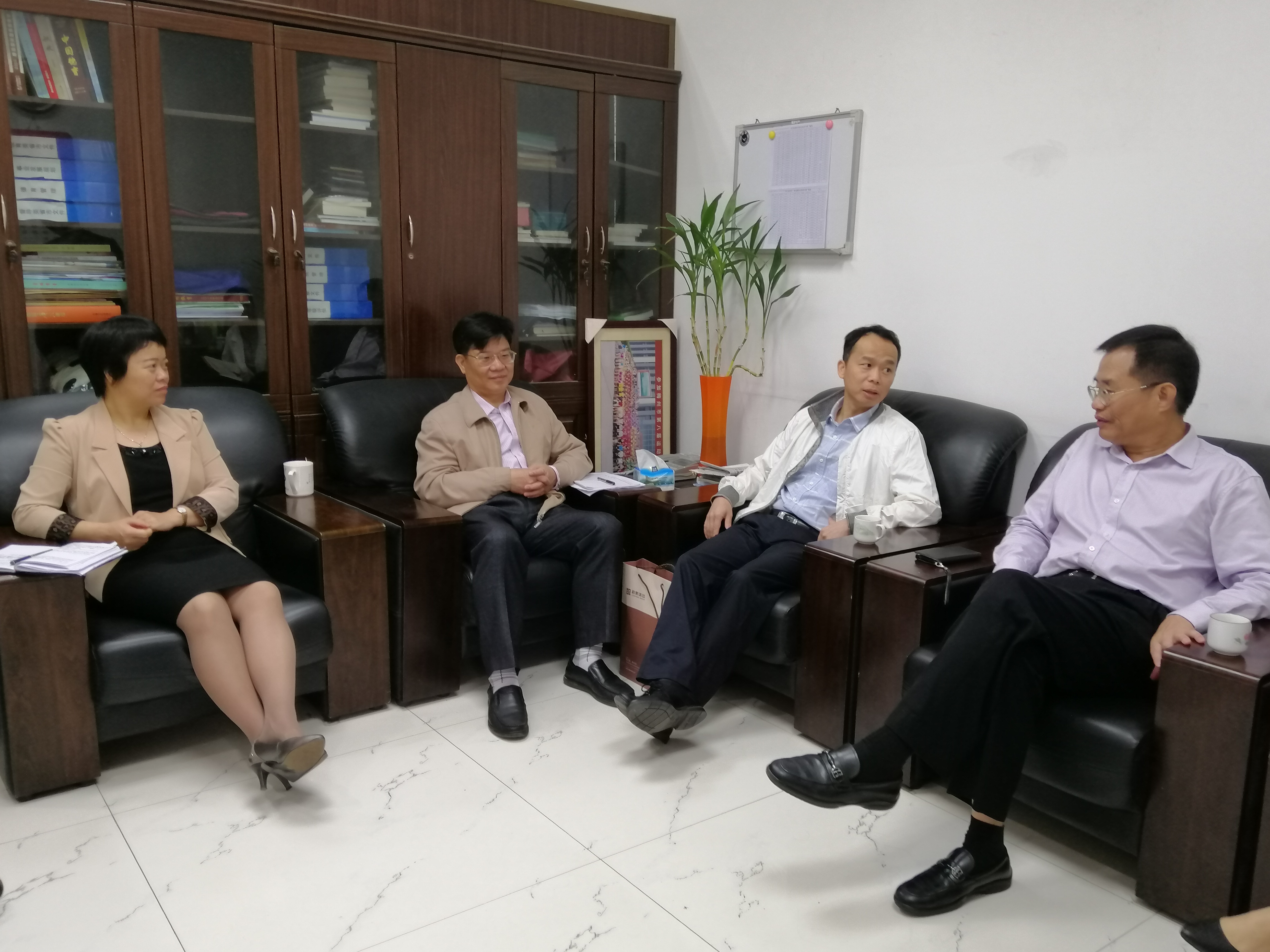 兴宁市教育局局长罗丽思、副局长张新金与调研小组亲切交流